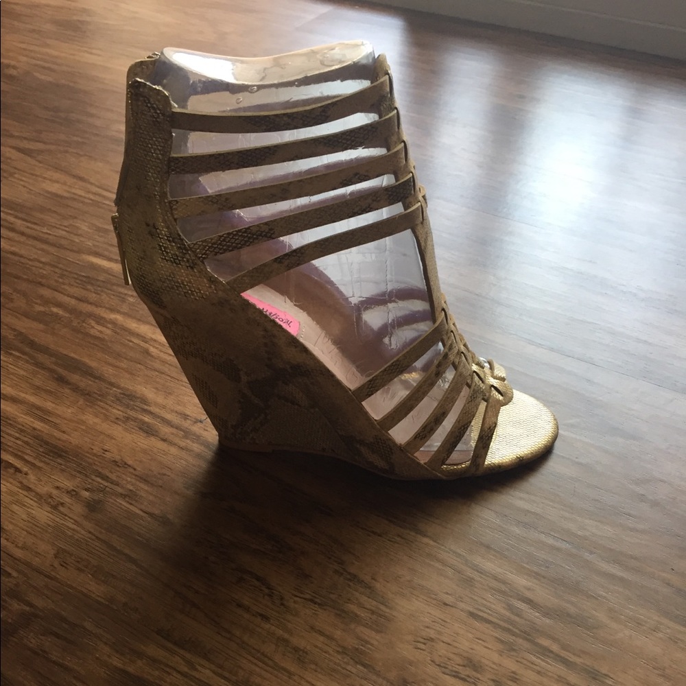 Betsy Johnson NWT Wedge Heel Sandals